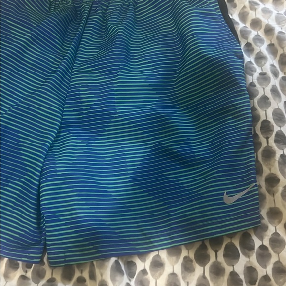 Nike shorts size large - Picture 3 of 5